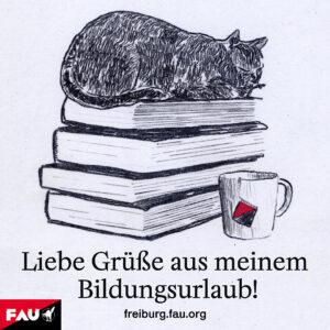 eine schwarze Katze schläft auf einem Stapel Bücher, neben einer Teetasse. Text: Liebe Grüße aus meinem Bildungsurlaub! FAU